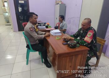Sinergitas TNI-POLRI Ditunjukan Bhabinkamtibmas dan Babinsa di Pamanukan Cegah Intoleransi saat Pilkades