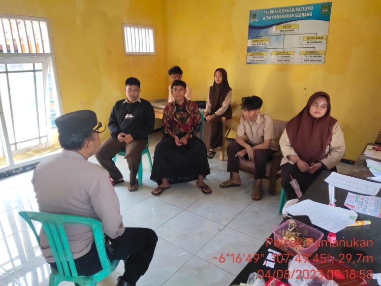 Sambangi Pelajar yang Sedang PKL, Kapolsek Pamanukan Berikan Motivasi dan Pesan Kamtibmas
