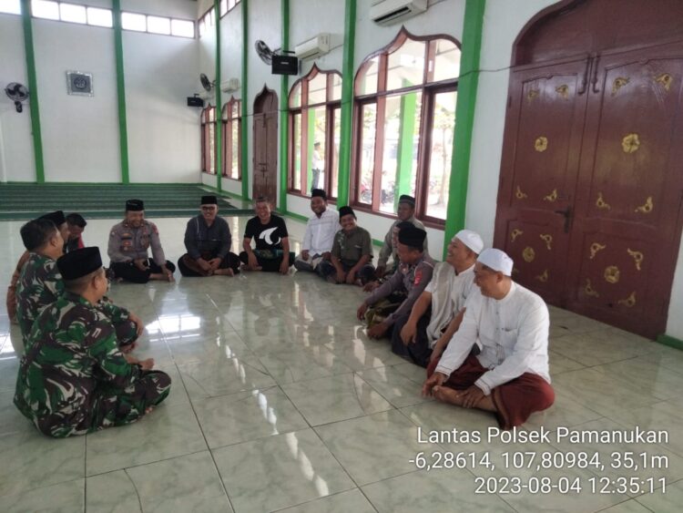 Jum’at Keliling, Polsek Pamanukan Serap Curhatan Warga