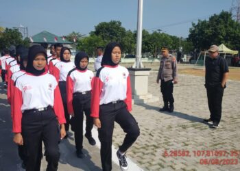 Pastikan Kesiapan Calon Paskibra Kecamatan Pamanukan, Kapolsek Pamanukan bersama Camat Turun Langsung Melatih