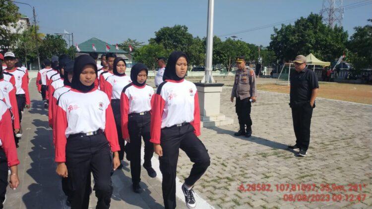 Pastikan Kesiapan Calon Paskibra Kecamatan Pamanukan, Kapolsek Pamanukan bersama Camat Turun Langsung Melatih