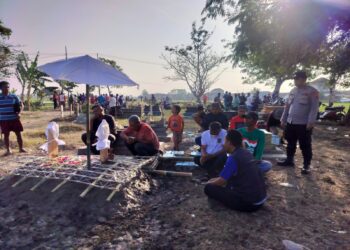 Tak Hanya Melayat, Bhabinkamtibmas Ini Juga Antarkan Jenazah Warga ke Pemakaman
