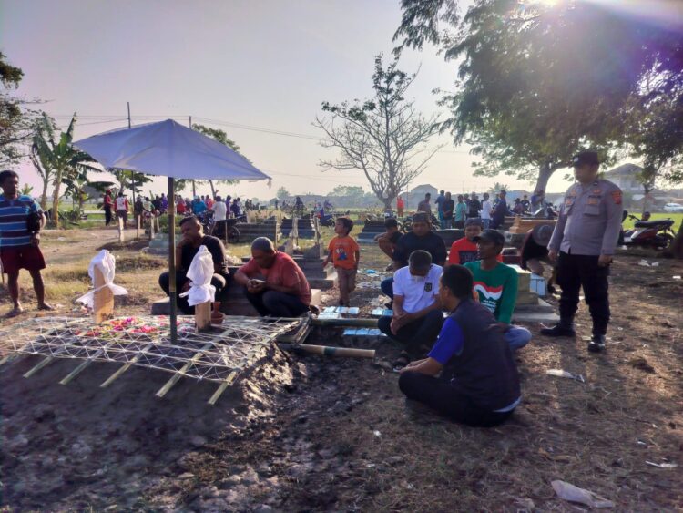 Tak Hanya Melayat, Bhabinkamtibmas Ini Juga Antarkan Jenazah Warga ke Pemakaman