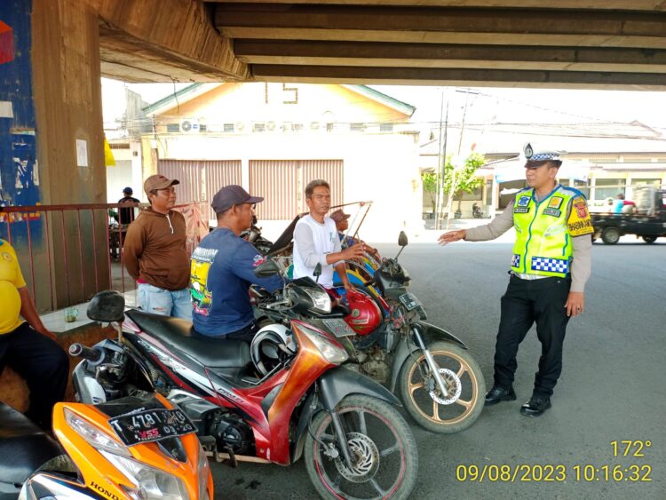 Polisi Lalu Lintas di Pamanukan Ajak Tukang Ojek Tertib Berlalu Lintas