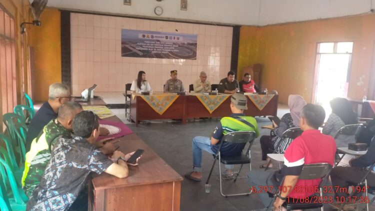 Polsek Pamanukan Hadiri Penyerahan Uang Ganti Kerugian Tanah Pembangunan Jalan Tol