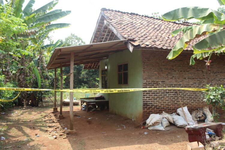 Ditemukan Suami Tergeletak Berlumur Darah, Warga Kecamatan Pabuaran Diduga Korban Pembunuhan