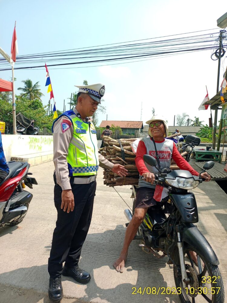 Temui Pengendara Motor Bawa Barang Melebihi Kapasitas, Unit Lantas Polsek Pamanukan Berikan Edukasi Kamseltibcar