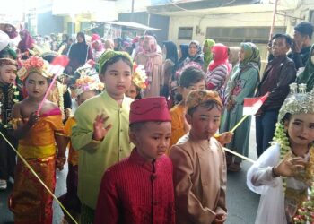Ribuan Pelajar Padati Jalan Pamanukan Meriahkan HUT Republik Indonesia ke 78 dengan Karnaval