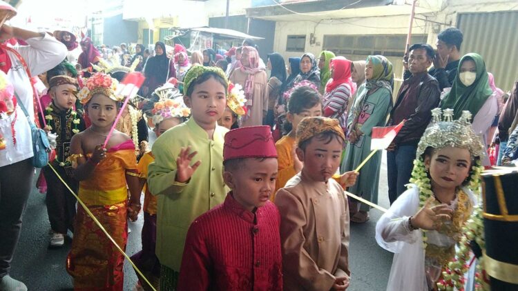 Ribuan Pelajar Padati Jalan Pamanukan Meriahkan HUT Republik Indonesia ke 78 dengan Karnaval