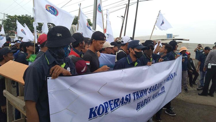 Masih di Moment HUT Kemerdekaan, Buruh Bongkar Muat Unjuk Rasa Usir Penjajah di Pelabuhan Patimban