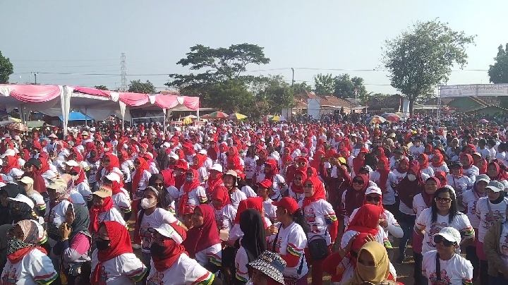 Di Bawah Terik Matahari, Ribuan Emak-Emak Teriakan Ganjar Presiden