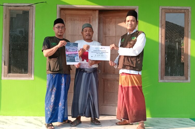 Peduli Palestina, Secara Simbolis UPZIS NU Care Tambakdahan Serahkan Donasi