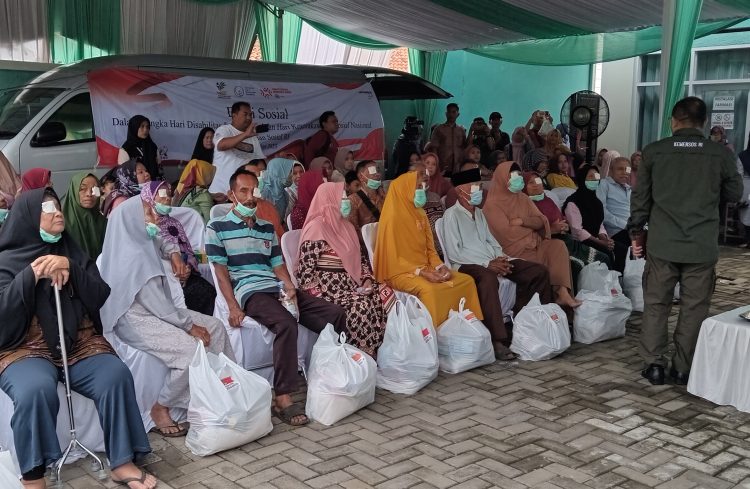 Kemensos Gandeng BBPPKS dan Subang Eye Center Gelar Baksos dan Operasi Katarak Gratis di Subang