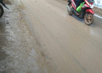 Pemotor Jatuh Tergelincir Akibat Tanah Disposal Proyek Tol yang Berceceran di Jalan