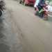 Pemotor Jatuh Tergelincir Akibat Tanah Disposal Proyek Tol yang Berceceran di Jalan