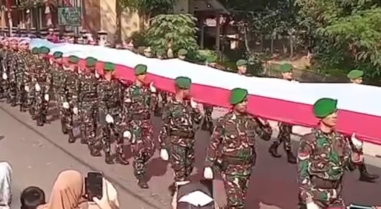 Menyambut HUT RI ke-79, Bendera Sepanjang 79 Meter Diarak Keliling Kota Subang