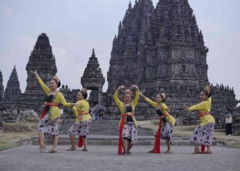 IPMKS Yogyakarta Tampilkan Tari Siuh Khas Subang di Candi Prambanan