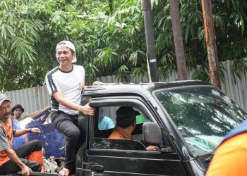 Bupati Purwakarta Om Zein Turun Tangan Bersihkan Sampah di Perbatasan