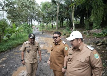 Bupati Subang Tinjau Jalan Rusak di Kumpay, Janjikan Perbaikan Segera