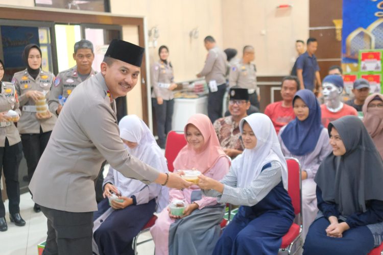 Polres Subang Tebar Kebaikan, 300 Paket Sembako Dibagikan di Bulan Ramadhan