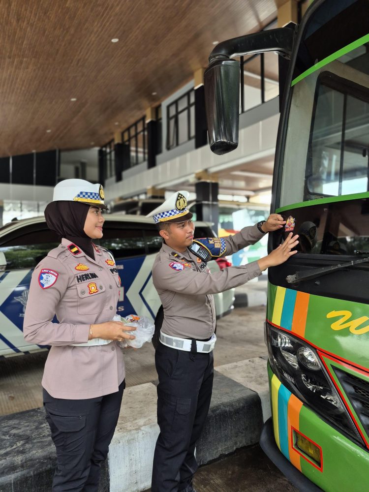 Sat Lantas Polres Subang Gelar Sosialisasi “Mudik Aman, Keluarga Nyaman” di Terminal Subang