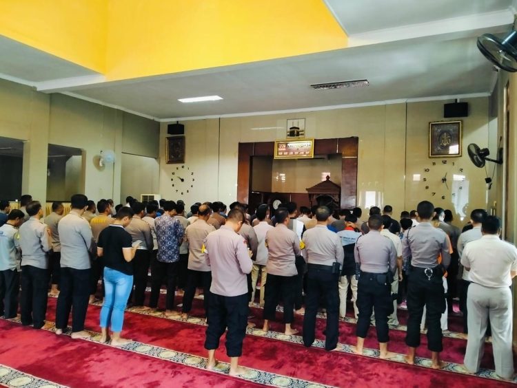Polres Subang Gelar Sholat Ghaib untuk Tiga Anggota Polri yang Gugur di Way Kanan, Lampung