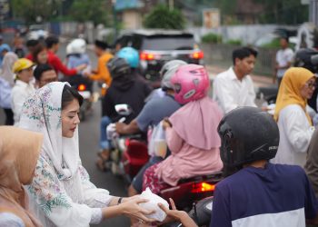2.000 Takjil Gratis Dibagikan Ketua TP PKK Subang dan PHRI untuk Warga di Alun-Alun Subang