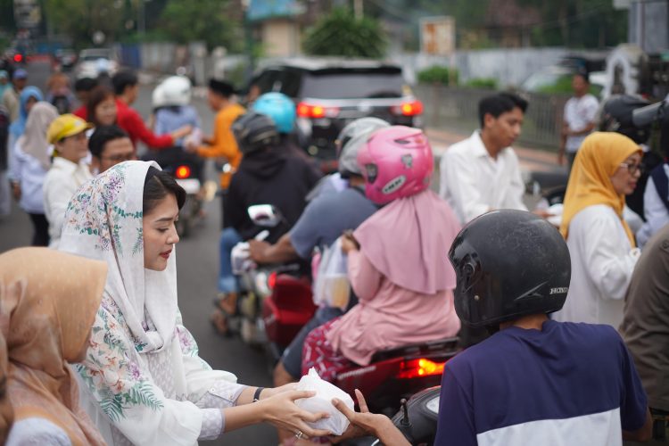2.000 Takjil Gratis Dibagikan Ketua TP PKK Subang dan PHRI untuk Warga di Alun-Alun Subang