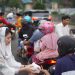 2.000 Takjil Gratis Dibagikan Ketua TP PKK Subang dan PHRI untuk Warga di Alun-Alun Subang