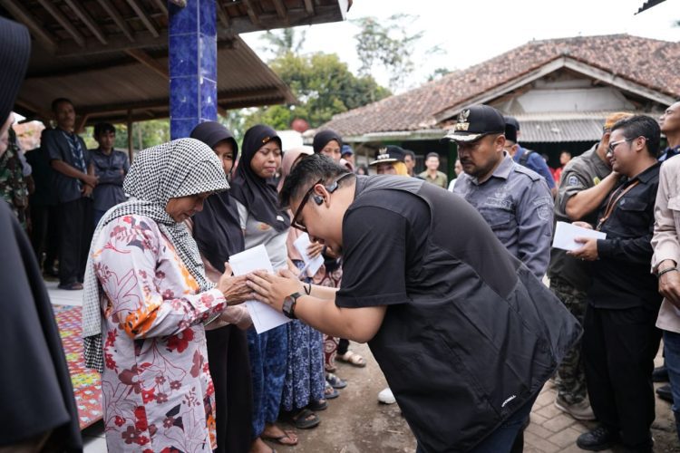 Peduli Korban Bencana, Bupati Subang Salurkan Bantuan dan Prioritaskan Pembangunan