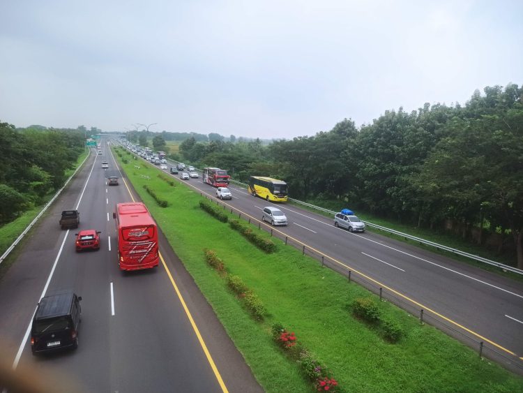 Volume Kendaraan di Tol Cipali Meningkat 29%, Arus Mulai Mereda di Sore Hari