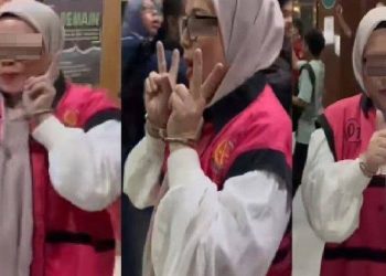 Viral! Eks Sekda Korupsi Rp 444 Juta, Malah Cengengesan Acungkan Dua Jari!