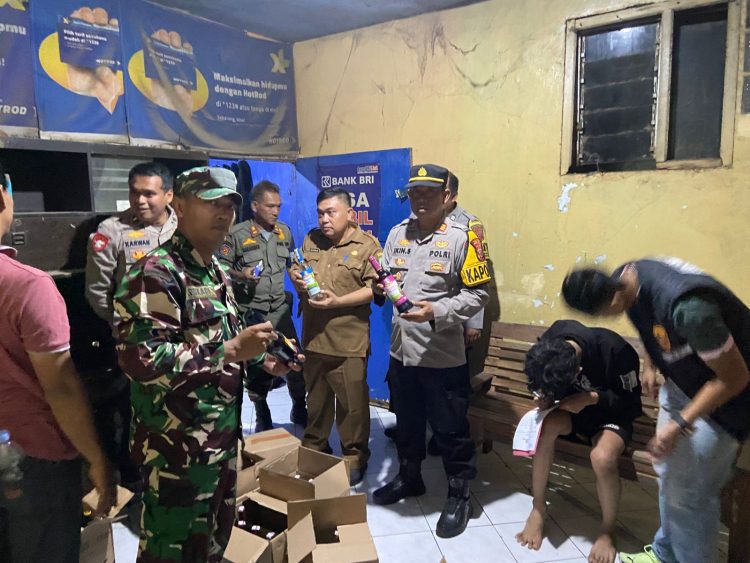 Polsek Pagaden Gencarkan Operasi, Ratusan Botol Miras Diamankan
