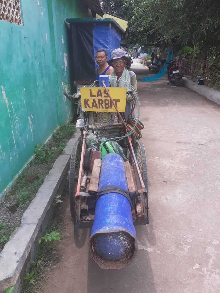Pak Casmita, Tukang Las Keliling Sejak 1970 yang Tetap Berjuang di Usia Senja