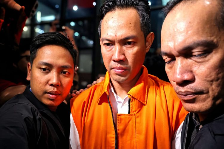 OTT Cilacap, KPK Tetapkan Bupati dan Sekda sebagai Tersangka