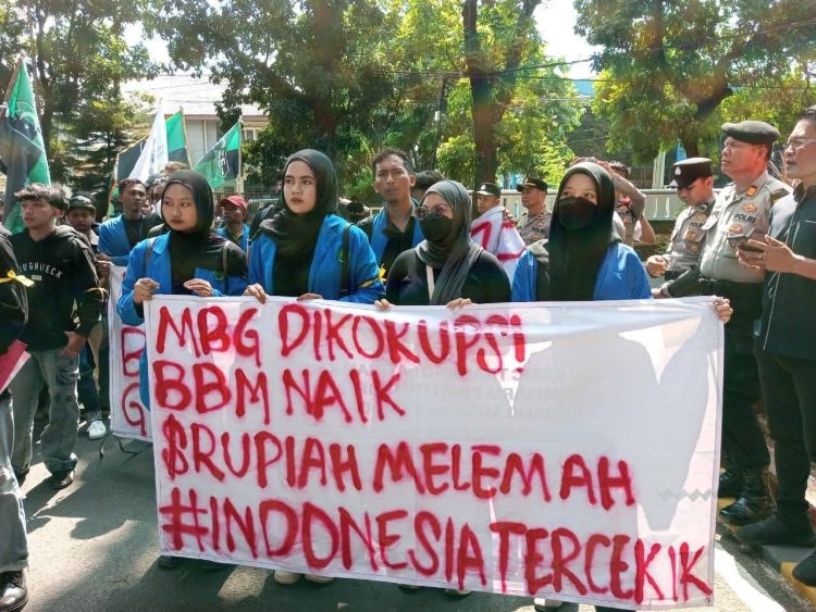Mahasiswa Subang Gelar Aksi “Indonesia Tercekik”, Desak Evaluasi Menyeluruh Kebijakan Pemerintah