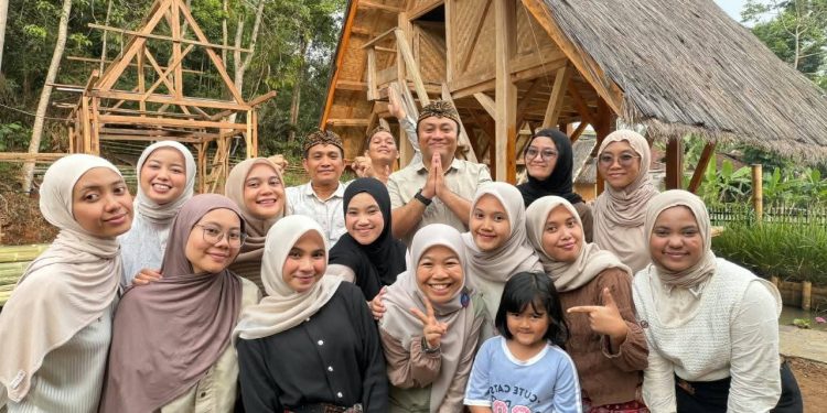 Gali Nilai Multibudaya, Mahasiswa UPI Kunjungi Kampung Adat Cikondang