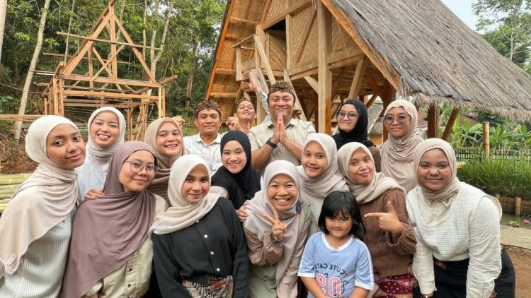Gali Nilai Multibudaya, Mahasiswa UPI Kunjungi Kampung Adat Cikondang